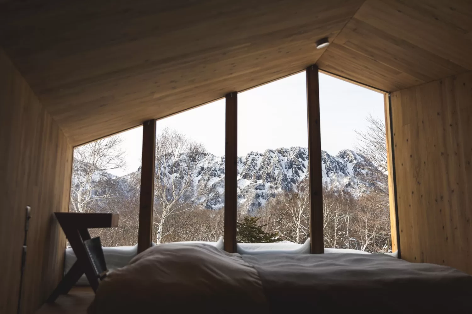 ふかふかのベッドルーム-クイーンサイズのベッドと、シングルサイズのお布団を敷くことができます。