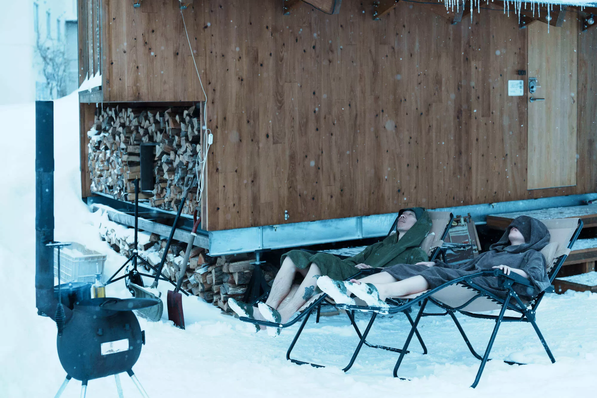 美しい山脈を眺めながら外気浴を。