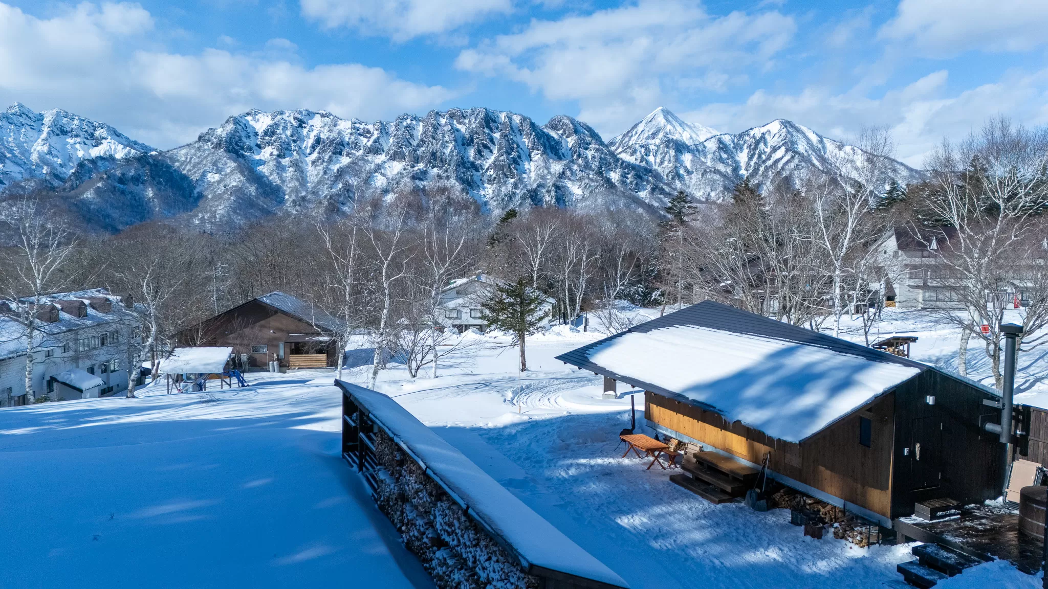 美しい山脈を眺めながら外気浴を。
