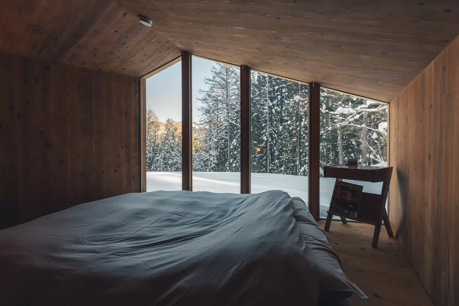 お部屋にはふかふかのクイーンベッドが備え付け。ゆっくりとお休みいただけます。