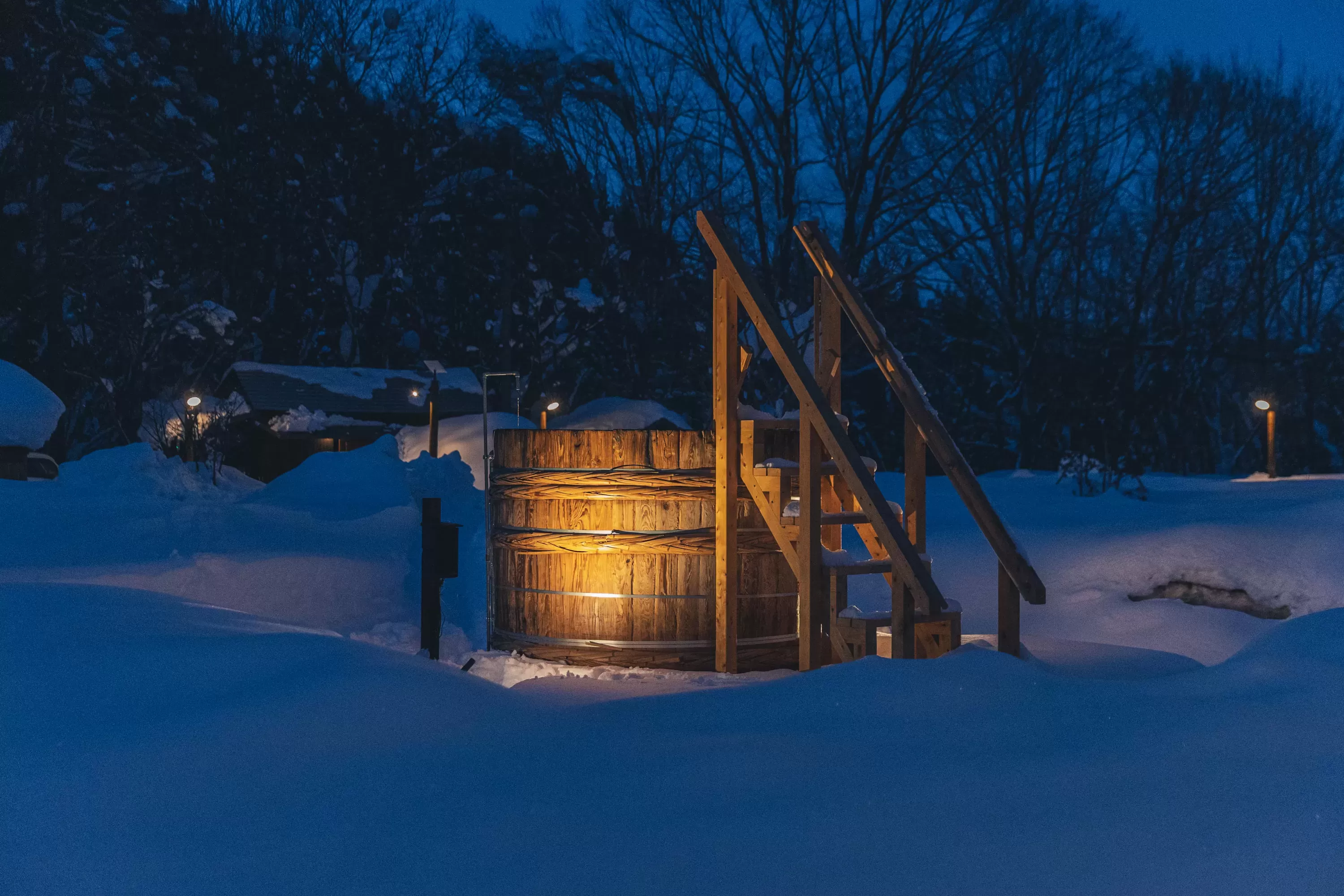白馬だけの特別な巨大樽水風呂を完備。ダイナミックなととのいをお約束します。