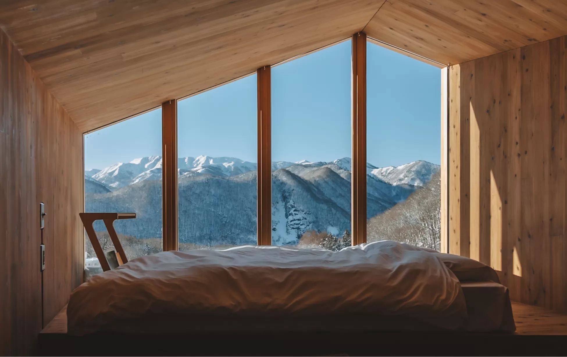 お部屋にはふかふかのクイーンベッド。ゆったりとお休みいただけます。