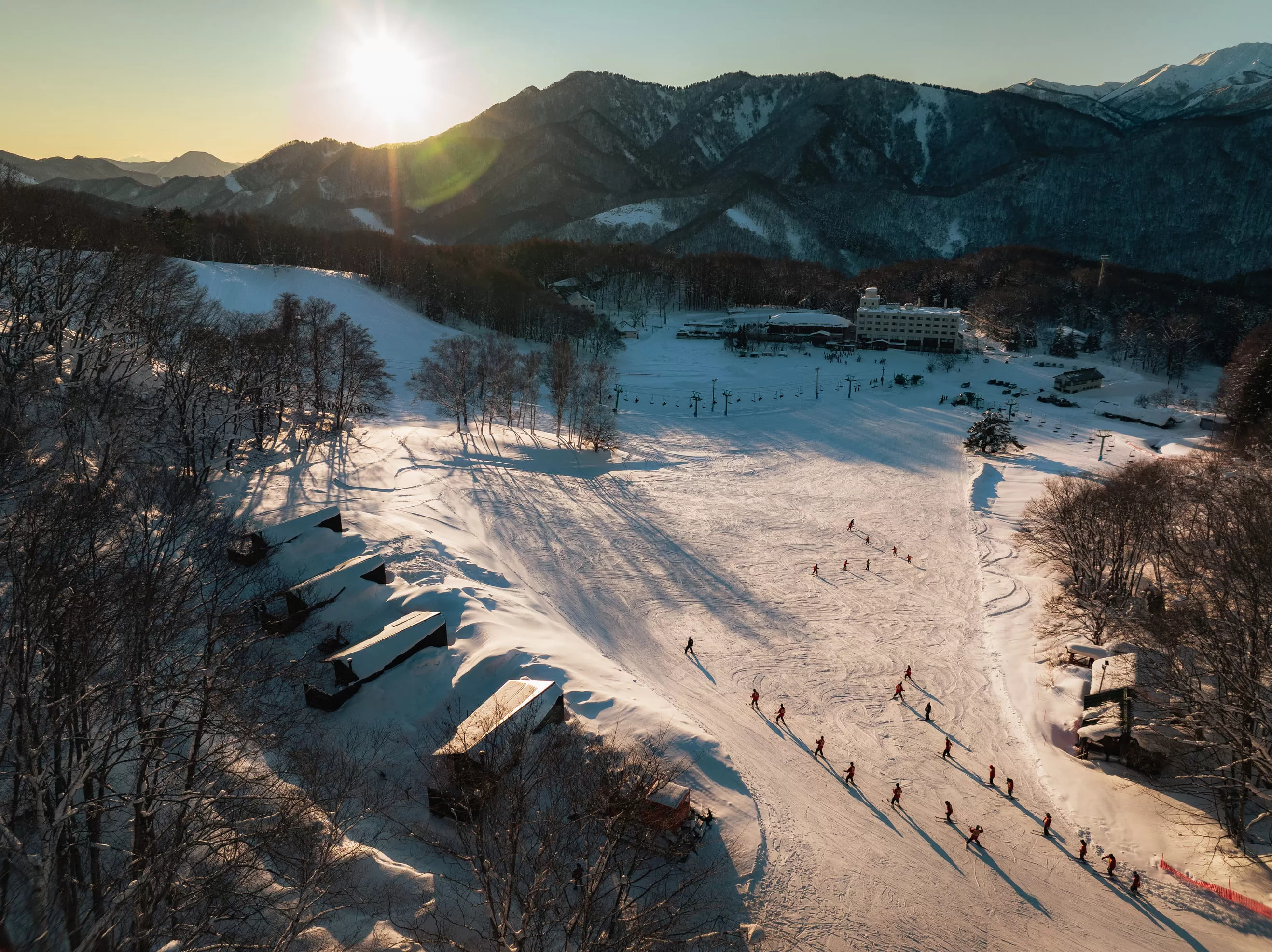 藤原スキー場に設置されたEarthboatからは、ゲレンデと谷川連峰が一望できます。