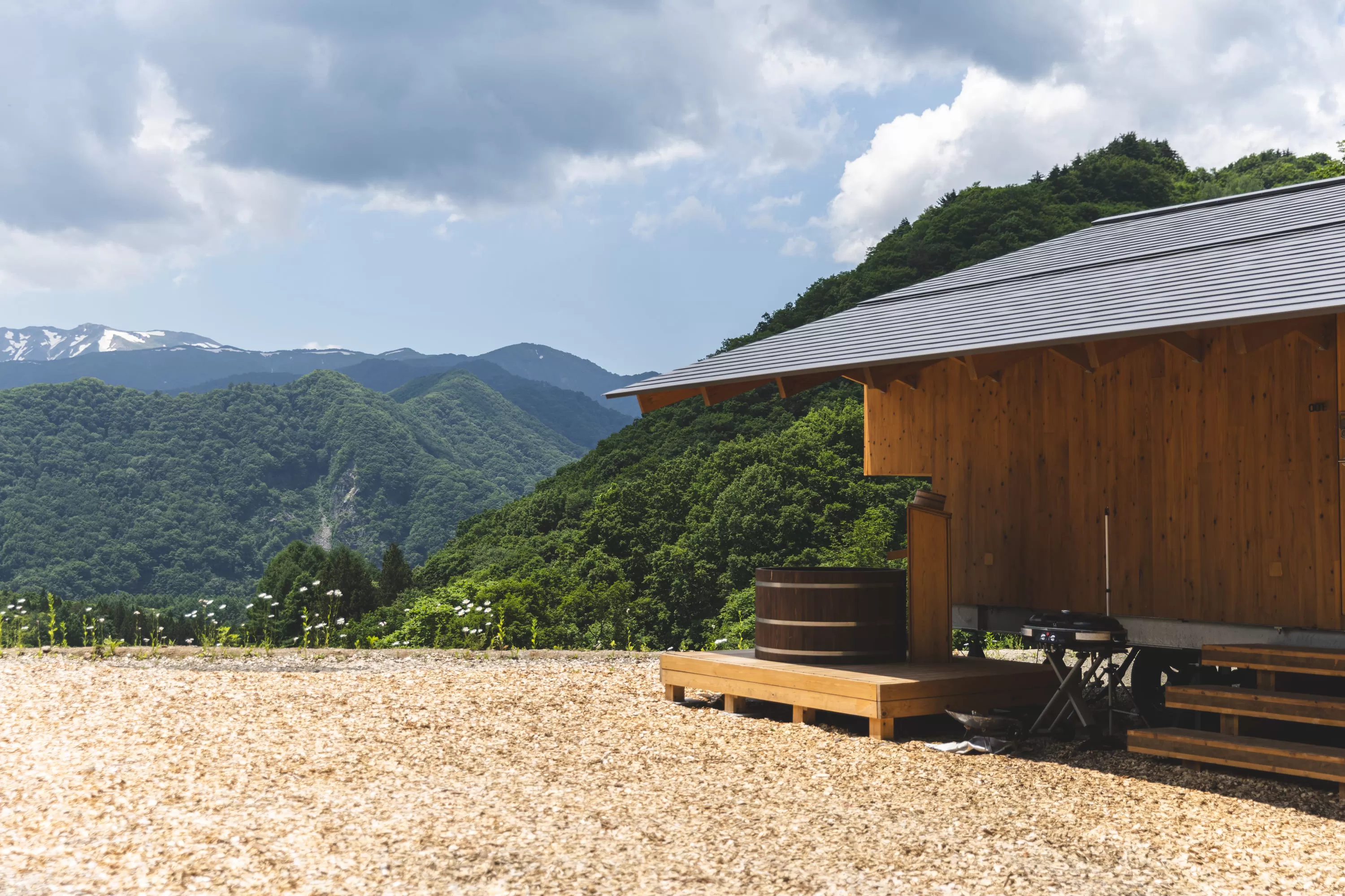 広々としたアウトドアリビングと絶景の露天風呂が楽しめるのはEarthboat Minakami Fujiwaraだけの特徴です。