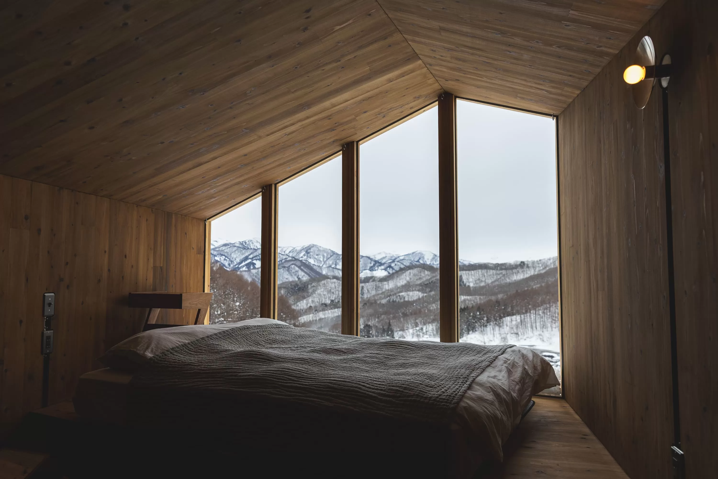 お部屋の大きな窓からは、奥利根の大自然を一望することができます