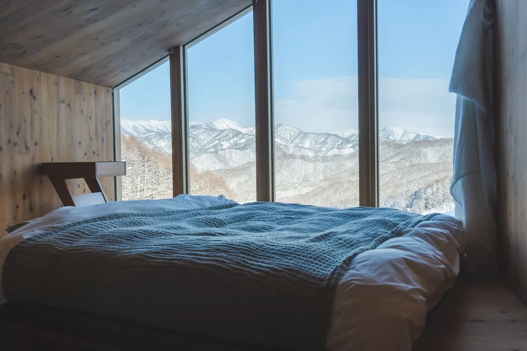 お部屋の大きな窓からは、奥利根の大自然を一望することができます