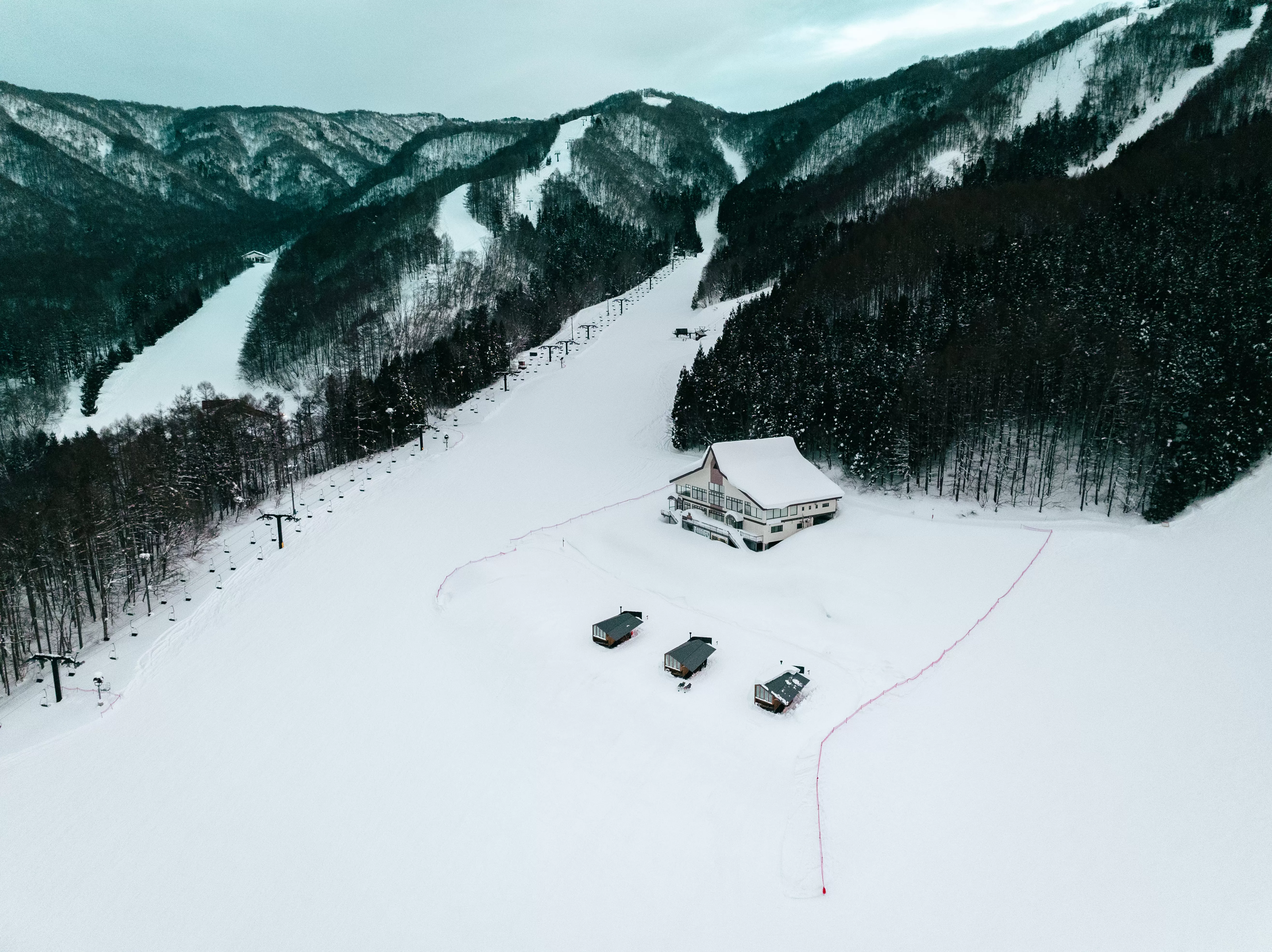 ワールドクラスのゲレンデ内に設置された、特別なEarthboat