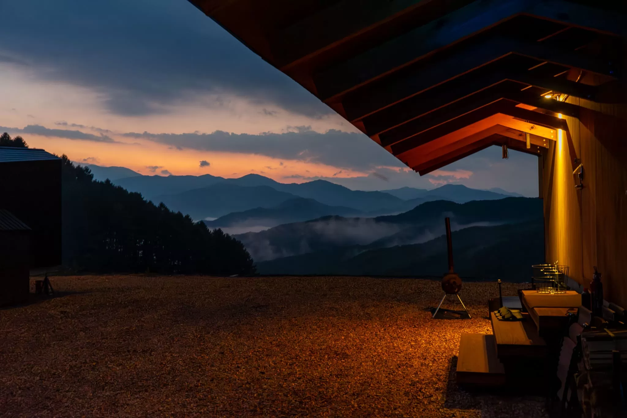 遮るものがない拠点からは、美しい夕陽も堪能できます。