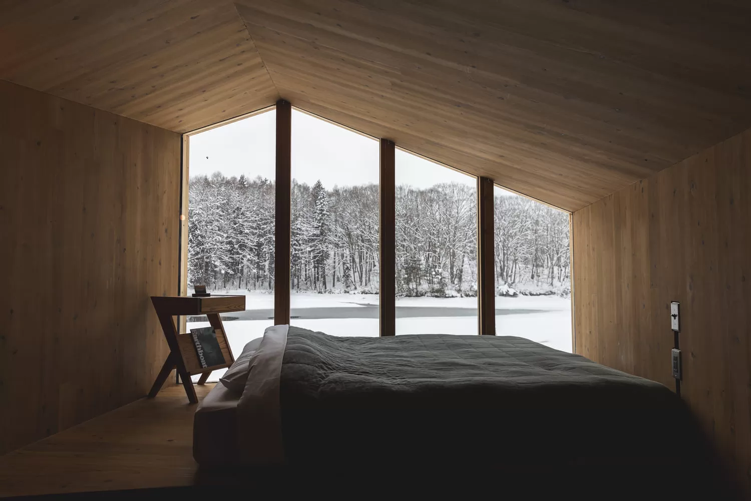 お部屋にはふかふかのクイーンベッドが備え付け。ゆっくりとお休みいただけます。